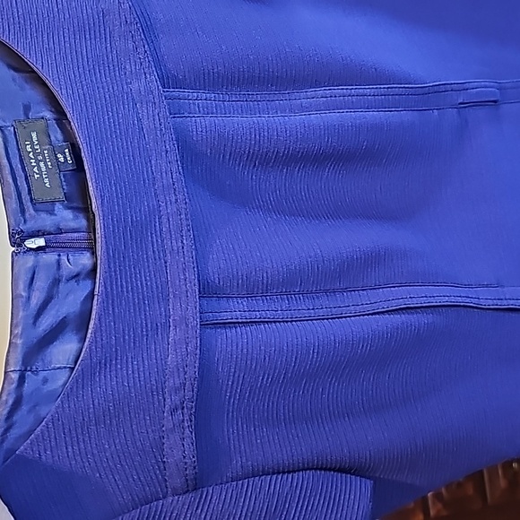 Tahari Arthur S. Levine petite size 4 dress. Does not come with a belt - Picture 9 of 9